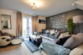 Three Bedroom House in Runcorn By The Lake with Parking by Neofinixdotcom